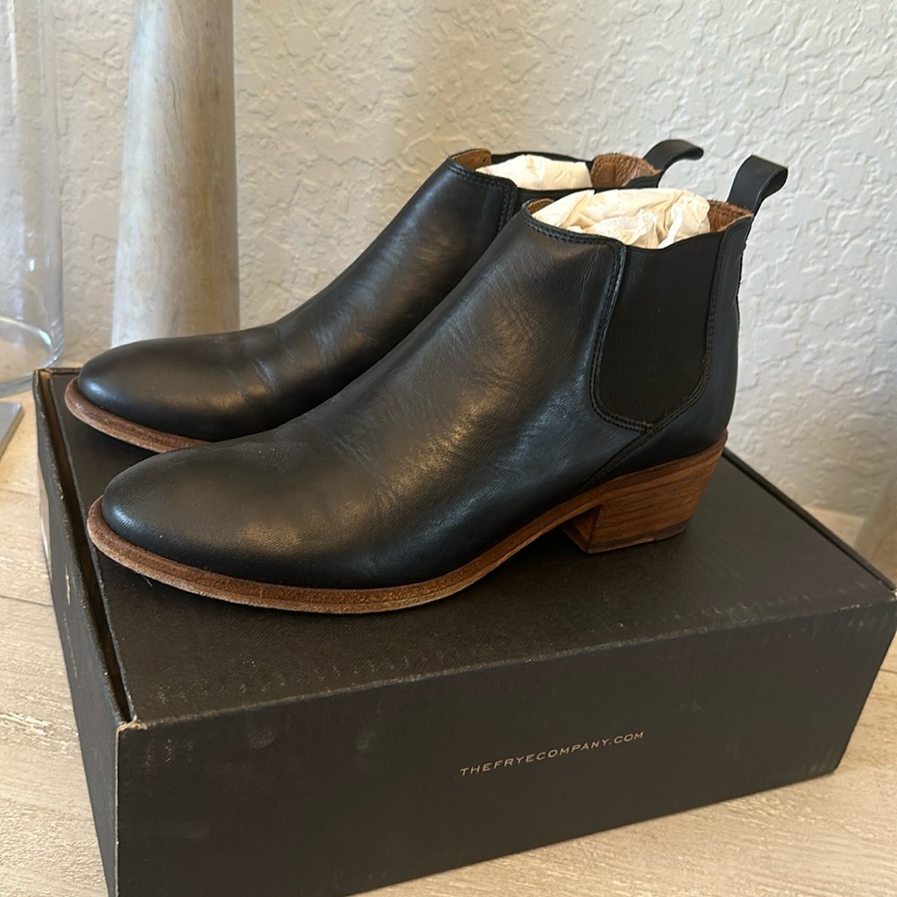 Frye Carson Chelsea booties Black Size 9